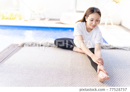 普拉提瑜伽瑜伽池畔伸展女性 普拉提瑜伽瑜伽池畔伸展女性 77528737