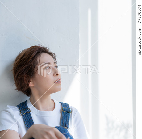 無性別的 LGBT 男孩般的女孩坐在工裝褲，方形 77530074