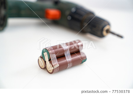 Replacing battery pack in screwdriver with new ones. Focus on battery assembly Replacing battery pack in screwdriver with new ones. Focus on battery assembly 77530378