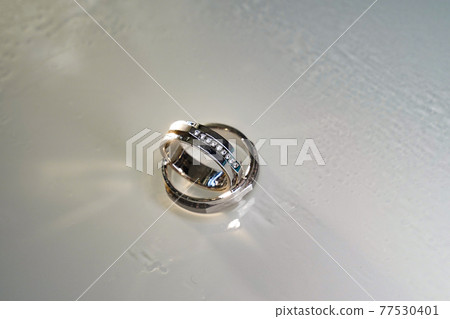 two wedding gold rings. traditional jewelry 77530401