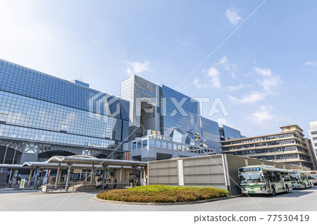 京都府京都市，天氣晴朗的JR京都站烏丸出口 77530419