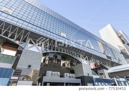 京都府京都市，天氣晴朗的JR京都站烏丸出口 77530431