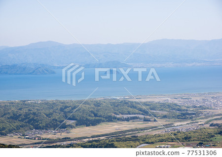 從高島市的櫛峰山頂眺望琵琶湖 77531306