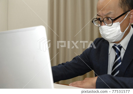 在家工作的中年男子 在家工作的中年男子 77531577