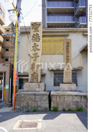 A stone monument to the tomb of Prince Shotoku and Ono no Imoko in front of Kishi Station on the Kintetsu Nagano Line (Tondabayashi City, Osaka Prefecture) A stone monument to the tomb of Prince Shotoku and Ono no Imoko in front of Kishi Station on the Kintetsu Nagano Line (Tondabayashi City, Osaka Prefecture) 77532755
