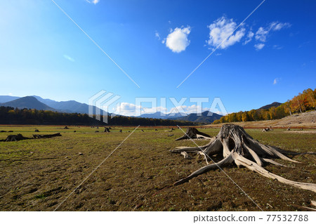 Lake Jinping in the fall Lake Jinping in the fall 77532788