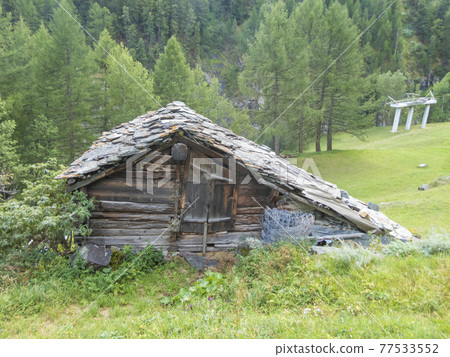 瑞士采爾馬特山道旁的舊小屋 瑞士采爾馬特山道旁的舊小屋 77533552