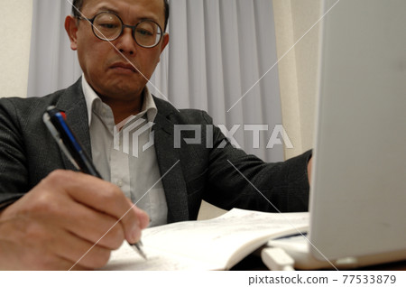 PC and middle-aged man 77533879