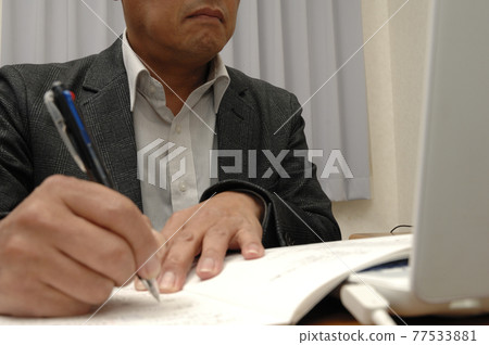 PC and middle-aged man 77533881