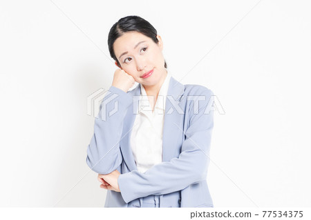 一個站在白色背景前擺姿勢思考的女人 一個站在白色背景前擺姿勢思考的女人 77534375