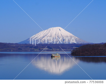 顛倒的羊蹄山和洞爺湖水面上倒映的遊船 77536008