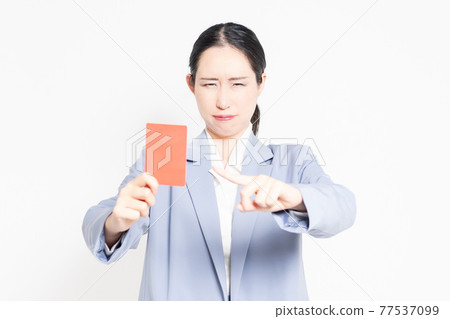 一個站在白色背景前並出示紅牌的女人 77537099