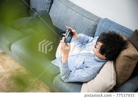 遊戲年輕男性玩家 77537935