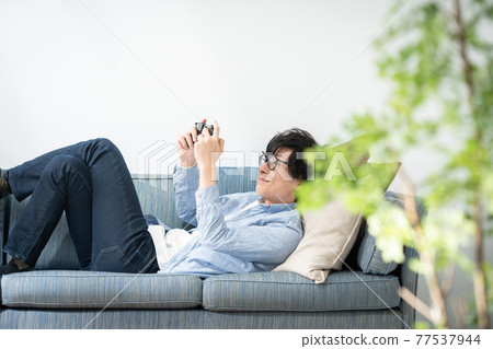 遊戲年輕男性玩家 77537944