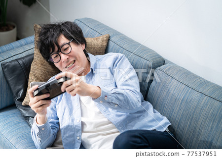 遊戲年輕男性玩家 77537951