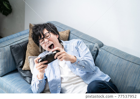 遊戲年輕男性玩家 77537952
