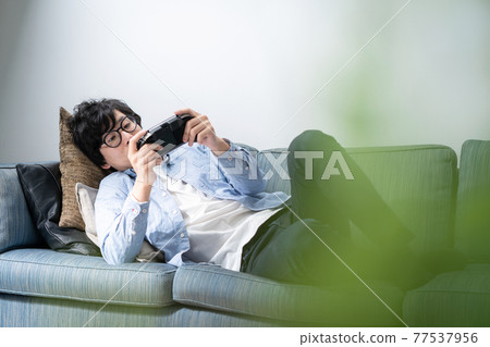 遊戲年輕男性玩家 77537956