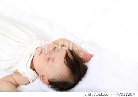 熟睡的新生嬰兒臉部特寫 77538297