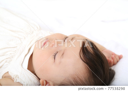 熟睡的新生嬰兒臉部特寫 77538298