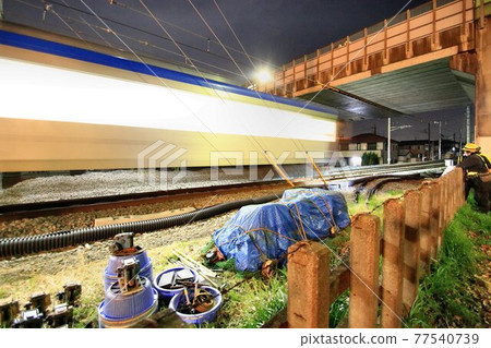 鐵路高程/軌道切換 夜間施工後，監視野田市和梅里站之間的試運行列車[東武城市公園線] 77540739