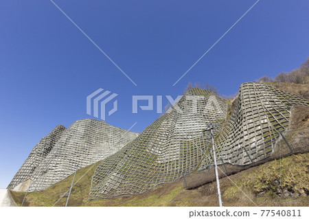 Slope of free frame construction method 77540811