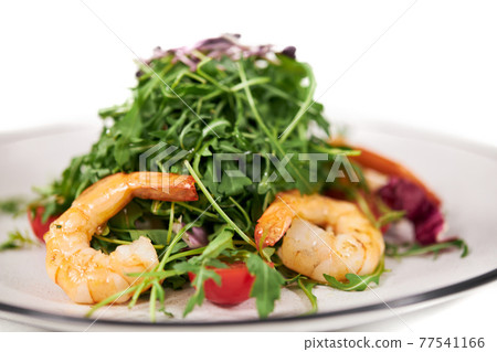 Appetizing salad with arugula,tomatoes and tasty shrimps. 77541166