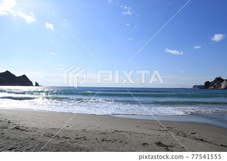 Ubara Beach and White Torii 77541555