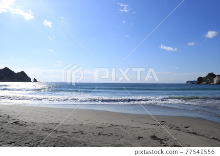 Ubara Beach and White Torii 77541556