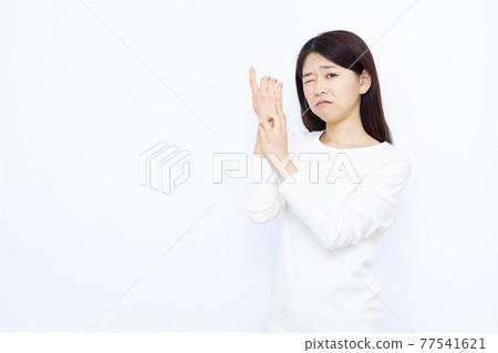 一位三十多歲的女人，手部粗糙 77541621