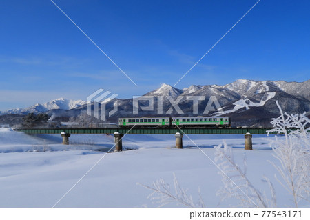 冬天的富良野線和富良野滑雪場 冬天的富良野線和富良野滑雪場 77543171