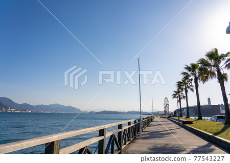 山口縣下關市的海濱長廊甲板，可俯瞰海峽館和關門海峽 77543227