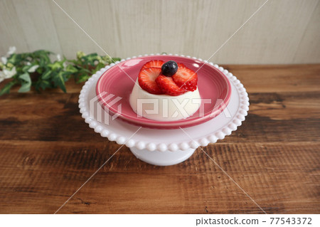 草莓奶油布丁甜點 77543372