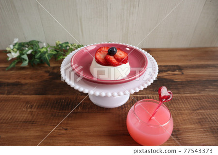 草莓奶油布丁甜點 77543373