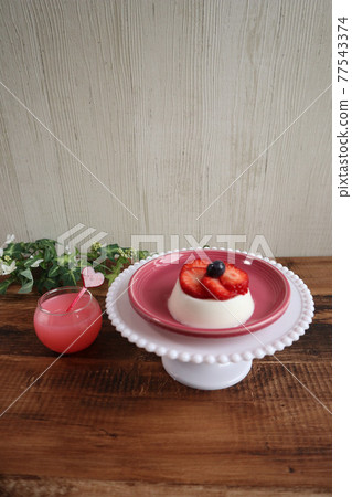 草莓奶油布丁甜點 77543374