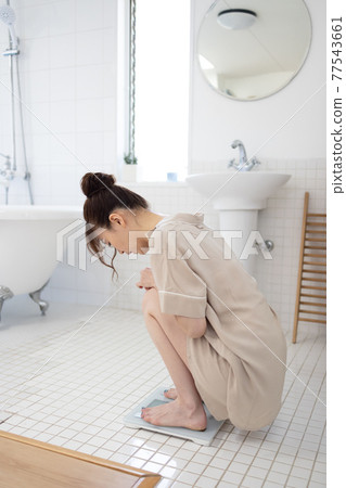 一個女人測量體重 77543661