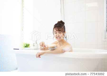 洗澡的可愛女人 洗澡的可愛女人 77543892