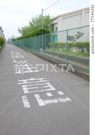 Elementary school fence, be careful of popping out, school road 77544292