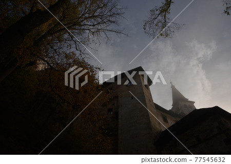 天空中青塵雲層,抬頭看著拉瓦城要塞。 天空中青塵雲層,抬頭看著拉瓦城要塞。 77545632