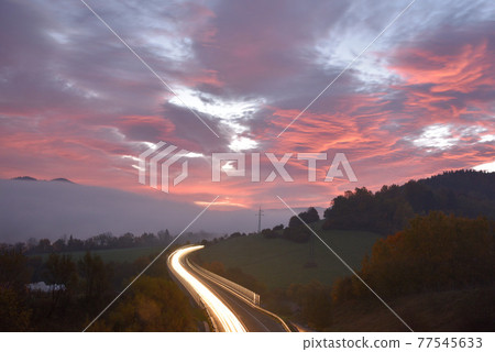 火燒雲染紅了青城的天空,平原上空佈滿了雲彩,還有有明亮騎馬的車跡。 火燒雲染紅了青城的天空,平原上空佈滿了雲彩,還有有明亮騎馬的車跡。 77545633