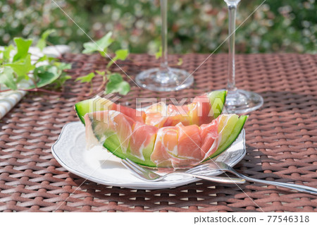 瓜配西班牙火腿和戶外香檳杯 77546318