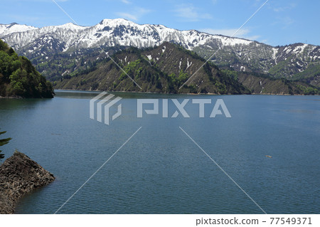 福島縣只見町田倉湖-田倉大壩湖景的雪山暖水 77549371