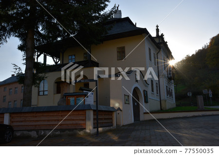 春空萬裡，太陽的光芒照在地平線上。 77550035