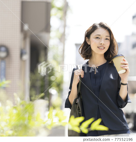 微笑商務女性參加工作/通勤形象 77552196
