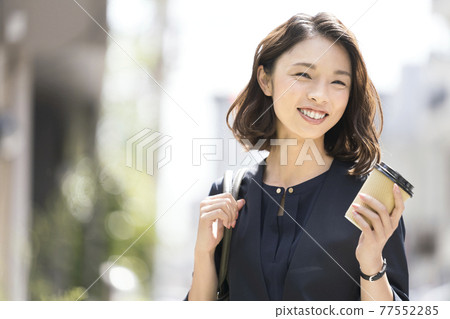 微笑的女商人肖像 77552285