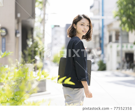 微笑的女商人肖像 77552358