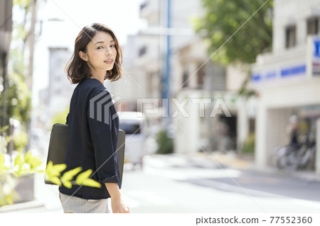 微笑的女商人肖像 77552360