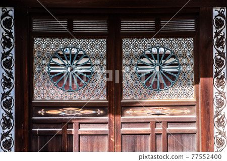 Toji Shoshibo Teshimon's chrysanthemum openwork door 77552400