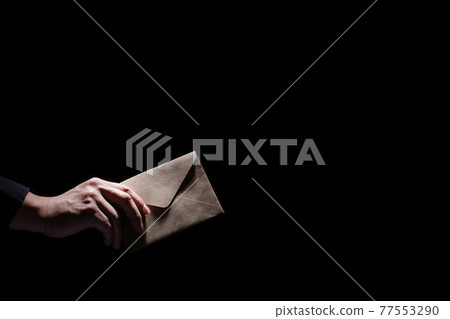 遞一封信的男性手 77553290