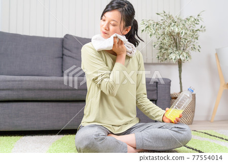 Women taking a break while exercising 77554014