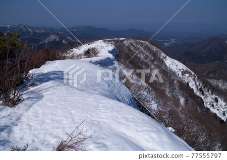 東山山頂脊線飛簷藍天晴空 東山山頂脊線飛簷藍天晴空 77555797